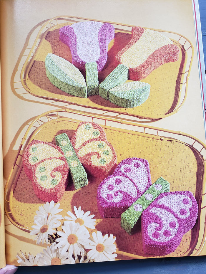 Celebrate! IV Wilton cake decorating book