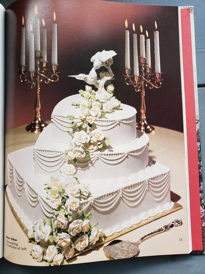 Celebrate! IV Wilton cake decorating book